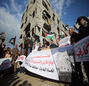 مواطنون ينظمون وقفة في جباليا شمال قطاع غزة احتجاجاً على تدهور الأوضاع الإنسانية وانهيار الخدمات الأساسية